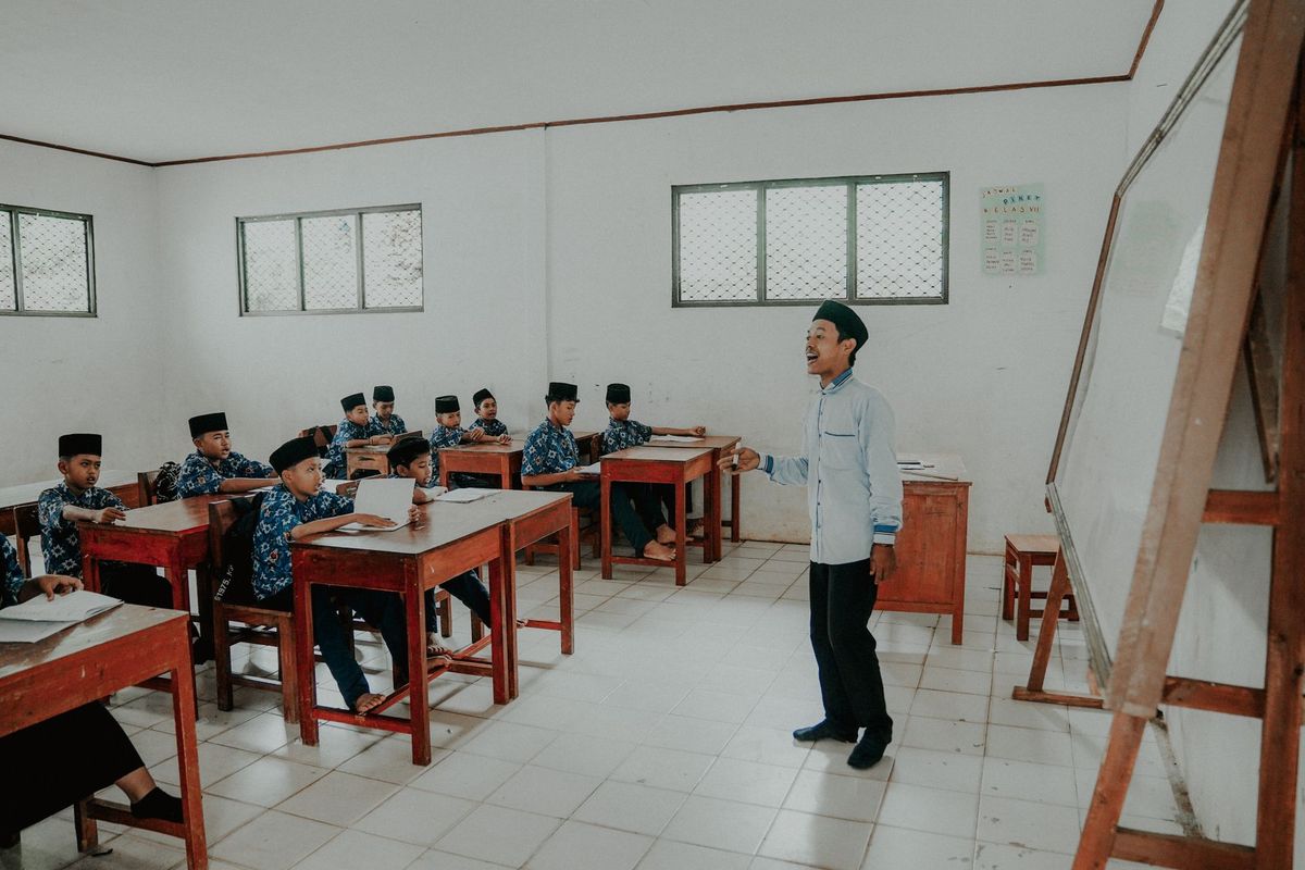 Around 2,000 fall ill in Indonesia after eating free school meals