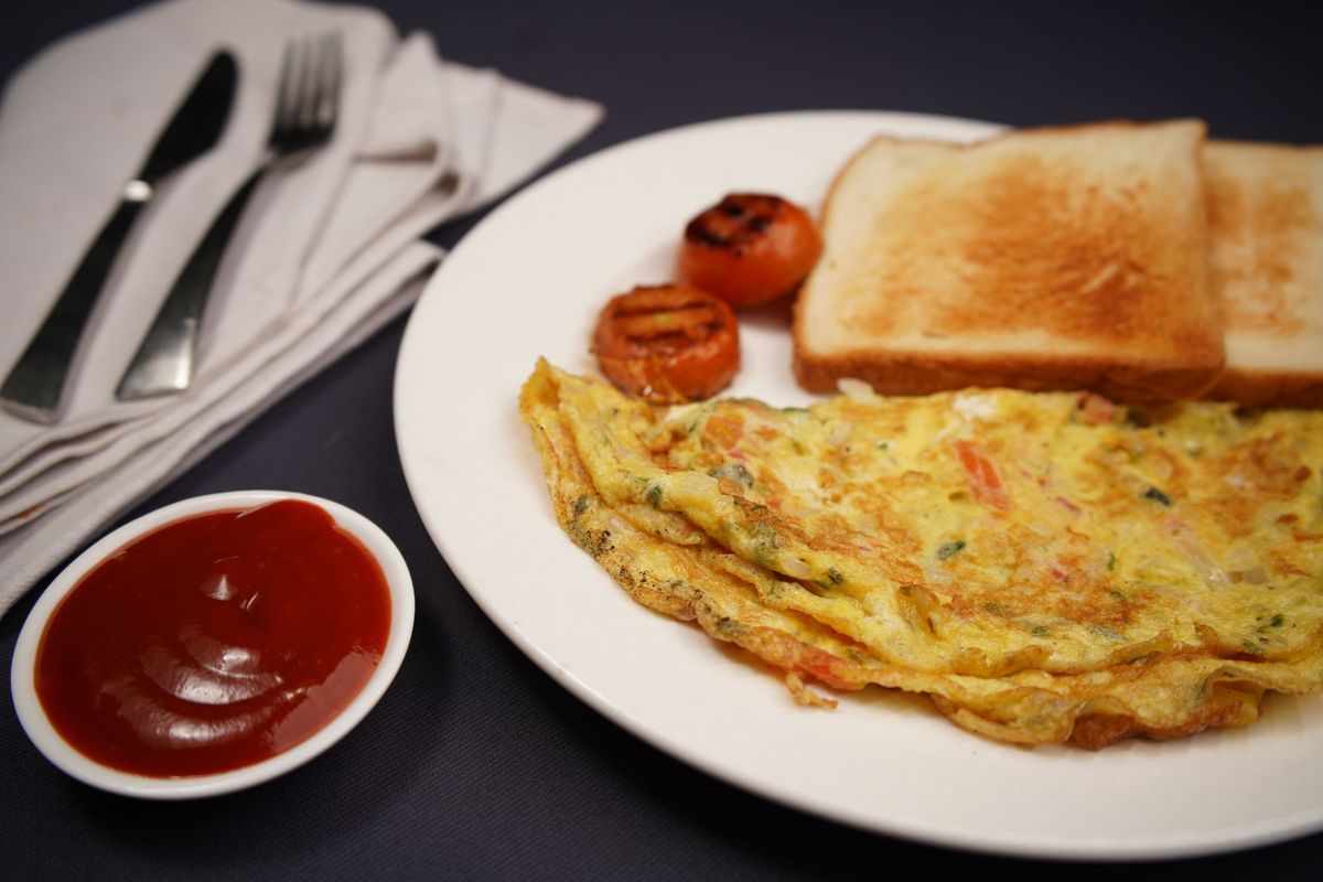 Tomato Omelette | ऑम्लेटमध्ये टोमॅटो घालणे आरोग्यासाठी घातक? : तज्ज्ञ काय सांगतात