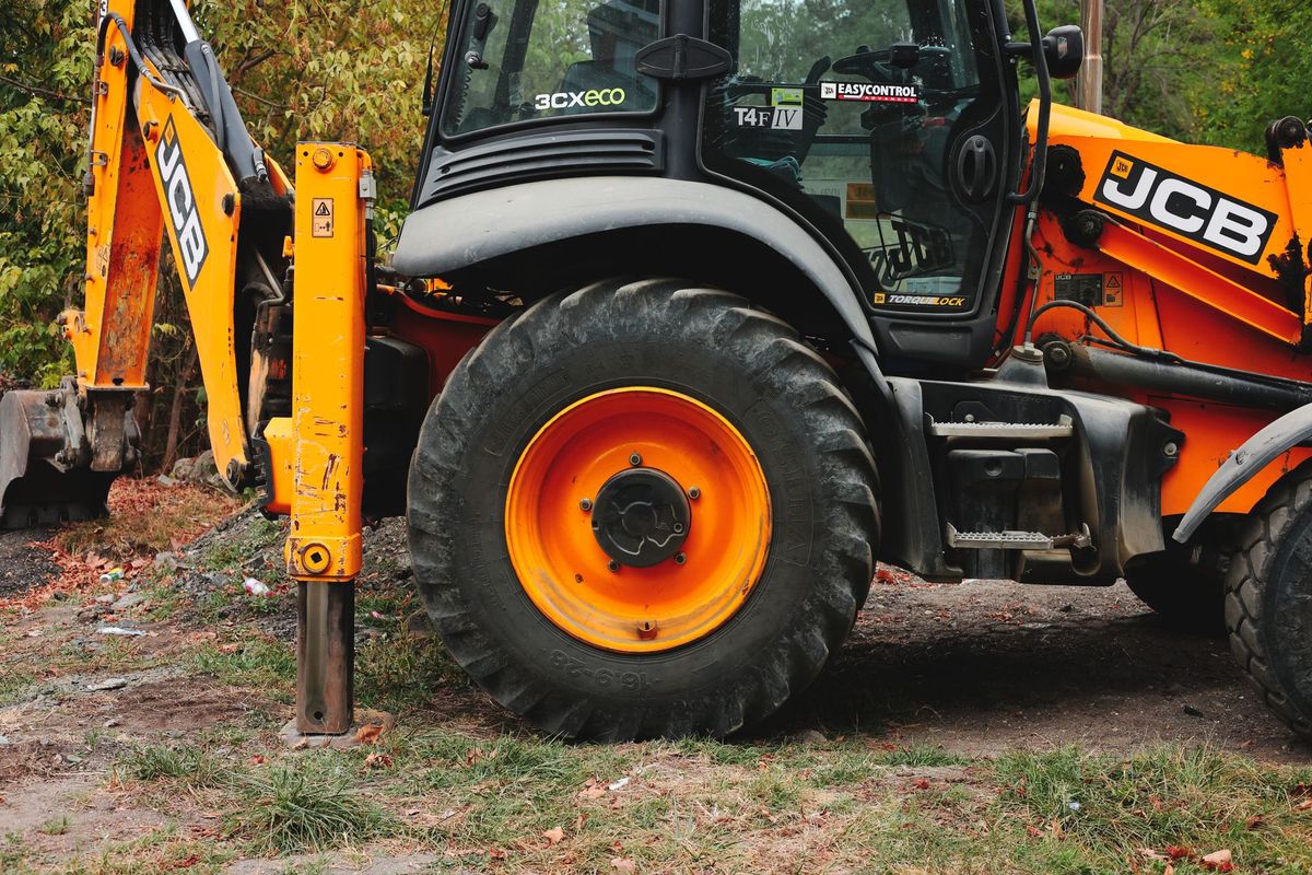 The only man to break the sound barrier on land has done it again, this time with JCB