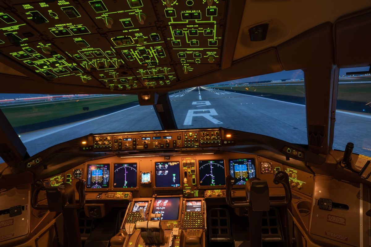 Airlines: लँडिंगदरम्यान पायलटच्या डोळ्यावर पडली लेझर लाइट, आकाशात घिरट्या घेत राहिलं विमान; १५९ प्रवाशांचा श्वास अडकला नंतर...
