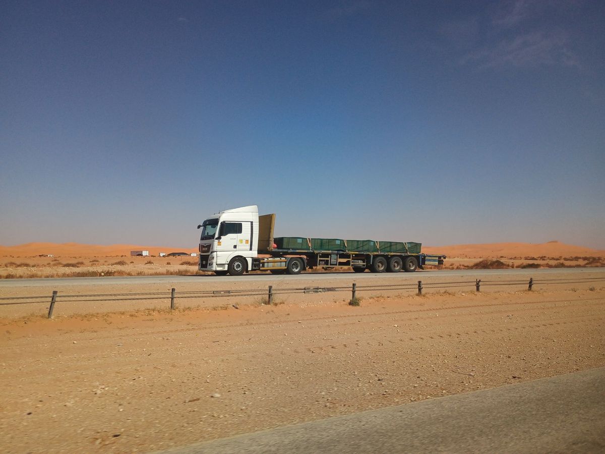 Saudi Traffic Directorate sets 6 conditions for heavy trucks on roads