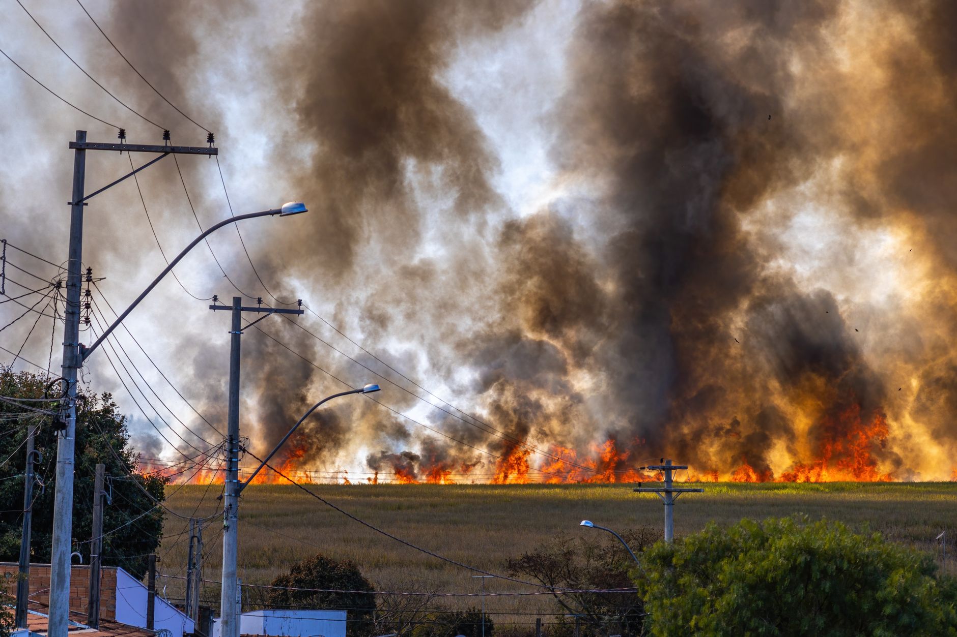 Spain: Emergency crews battle wildfire north of Madrid