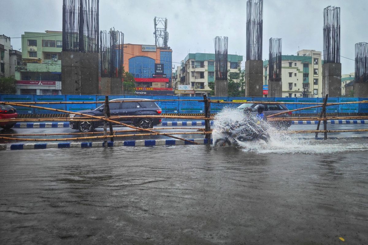 दिल्ली-NCR में बारिश, रोड पर गाड़ियां फंसीं, जाम लगा:बिहार के बगहा में 300 घर डूबे; आगरा में सड़क धंसने से 20 फीट गहरा गड्ढा