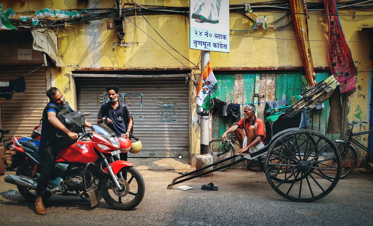 TMC दफ्तर में सुबह 4:30 बजे तोड़फोड़ का आरोप:अभिषेक बोले- BJP के लोग हथियारों के साथ घुसे; निगम ने इसी ऑफिस से साइनबोर्ड हटाया था