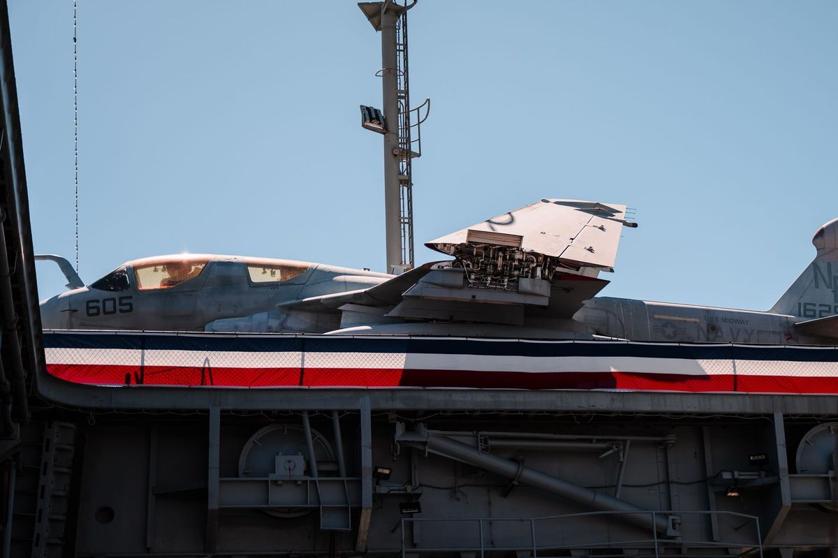 Aircraft carrier USS George Washington arrives in Middle East; USS Abraham Lincoln exits