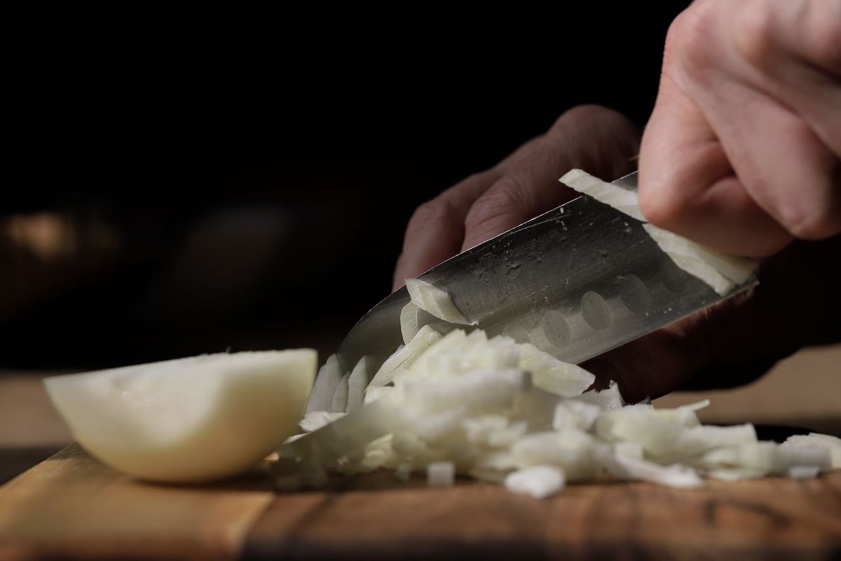 Onions Cutting : कांदा कापताना डोळ्यांत पाणी का येतं? कारण वाचून थक्क व्हाल