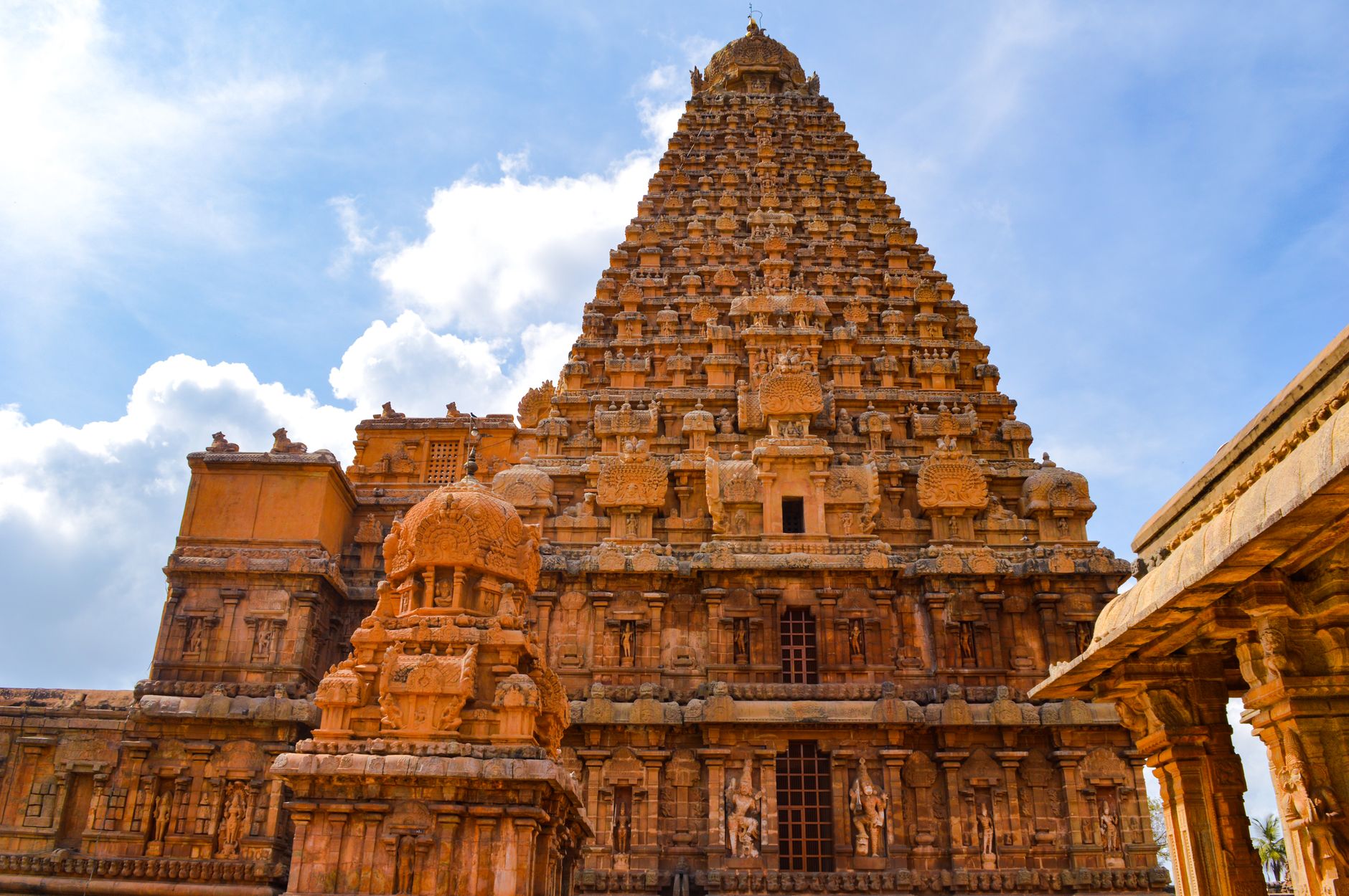 தஞ்சை பெரியகோவிலில் அலைமோதிய மக்கள் கூட்டம்குவிந்த சுற்றுலா பயணிகள்!