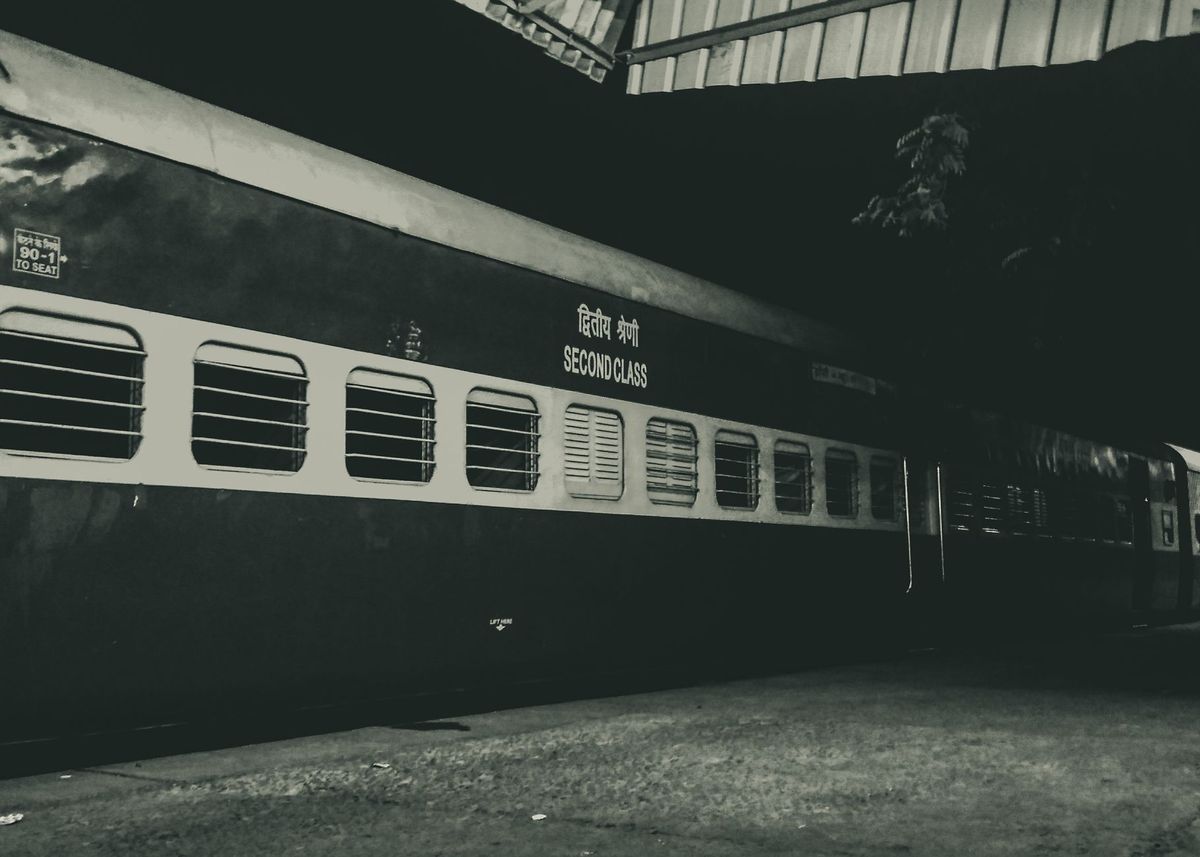 मॉडल जैसी दिखने वाली युवती, AC फर्स्ट में सफर और शराब तस्करी... हैरान करती है नेहा की कहानी