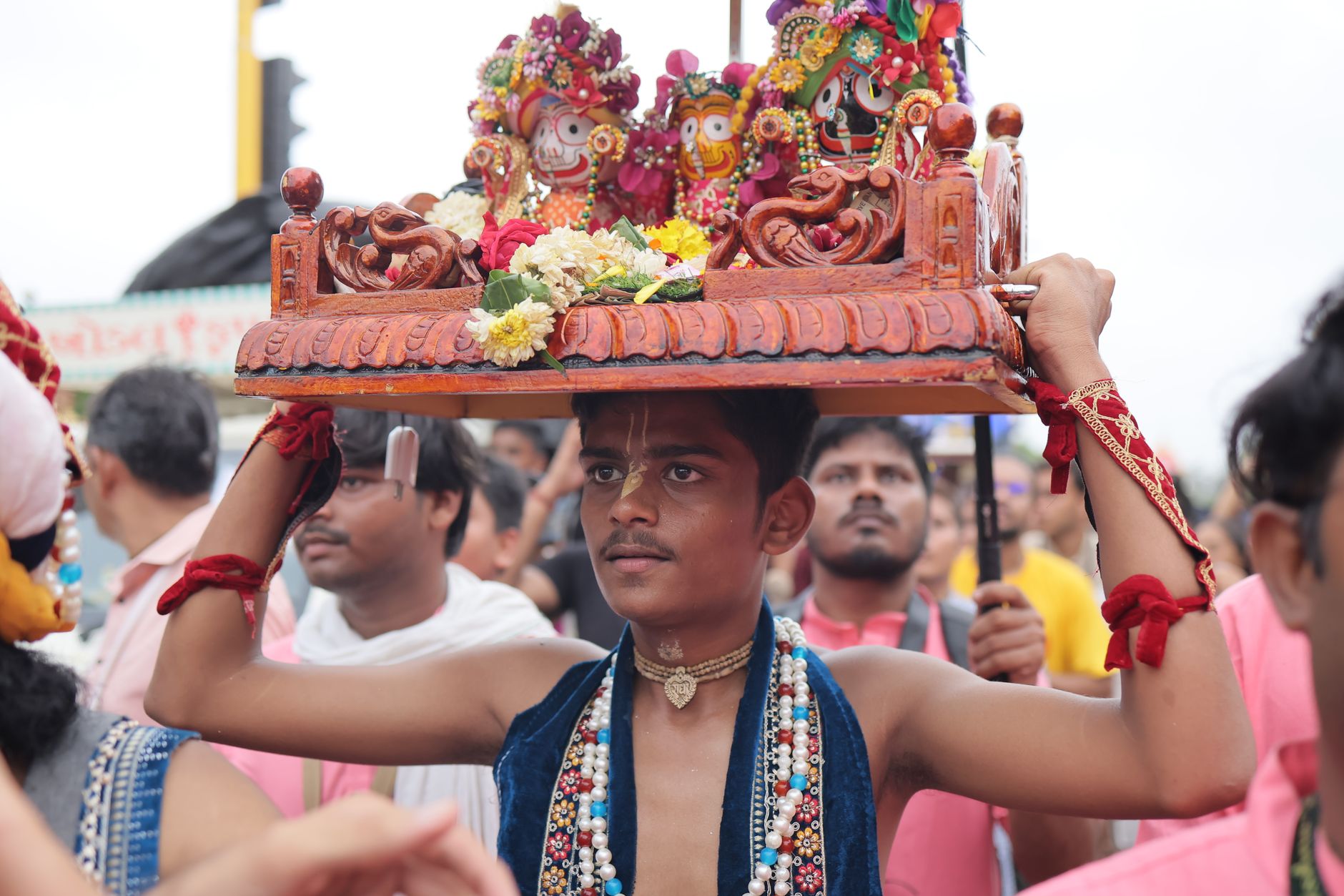 अजब मन्नत! 101 लीटर गंगाजल लेकर पैदल निकला कांवड़िया, कहा- योगी जी बनें देश के PM,देखें VIDEO