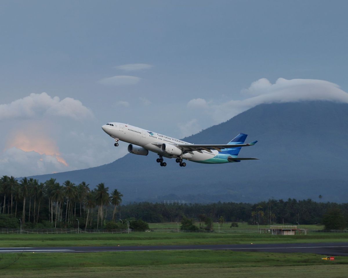 Volcano eruption leaves 150,000 passengers stranded in Indonesia