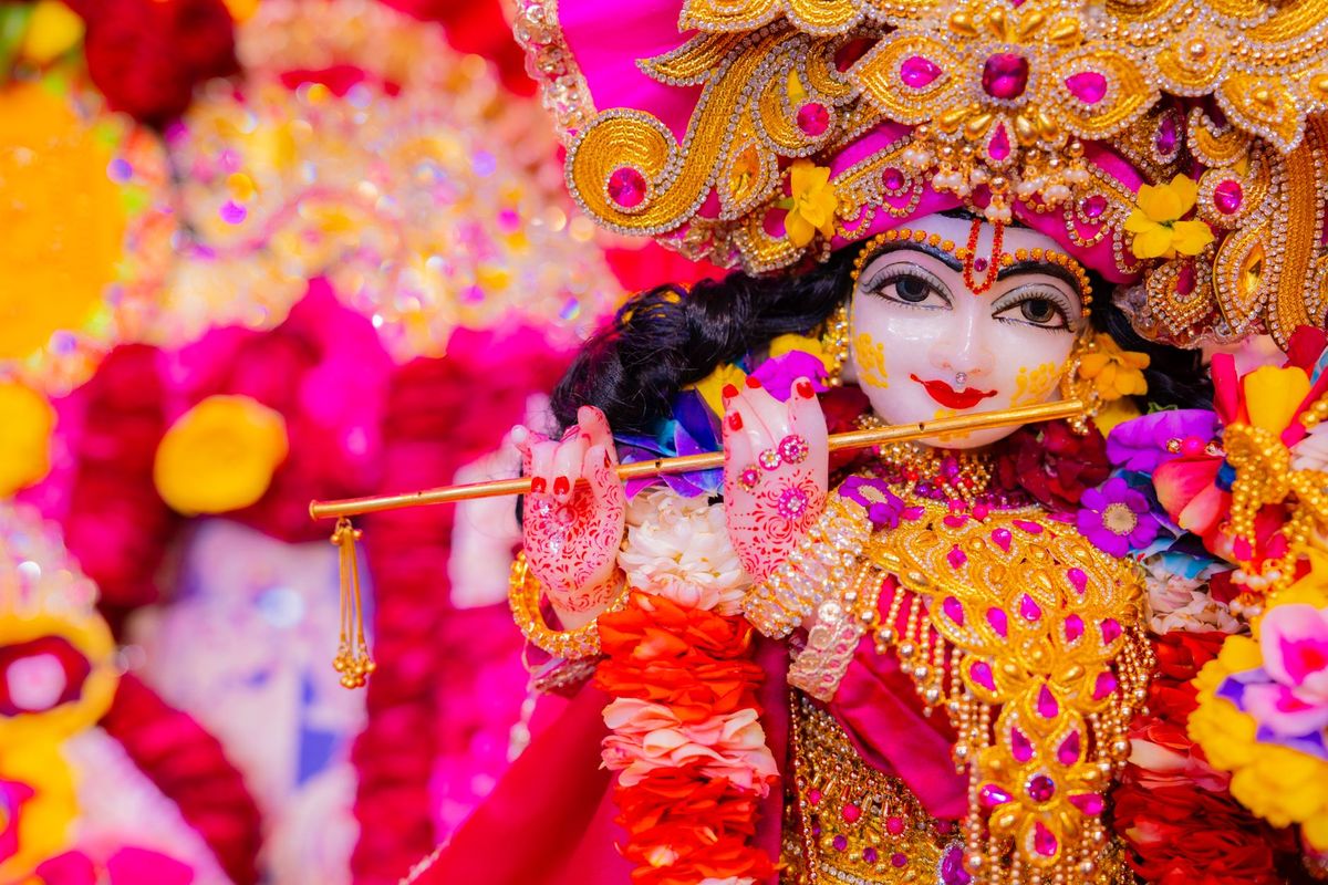 Krishna Janmashtami 2026 Live Updates: आधी रात खुले कान्हा के मंदिर के कपाट... जयकारों से गूंजी ब्रज भूमि