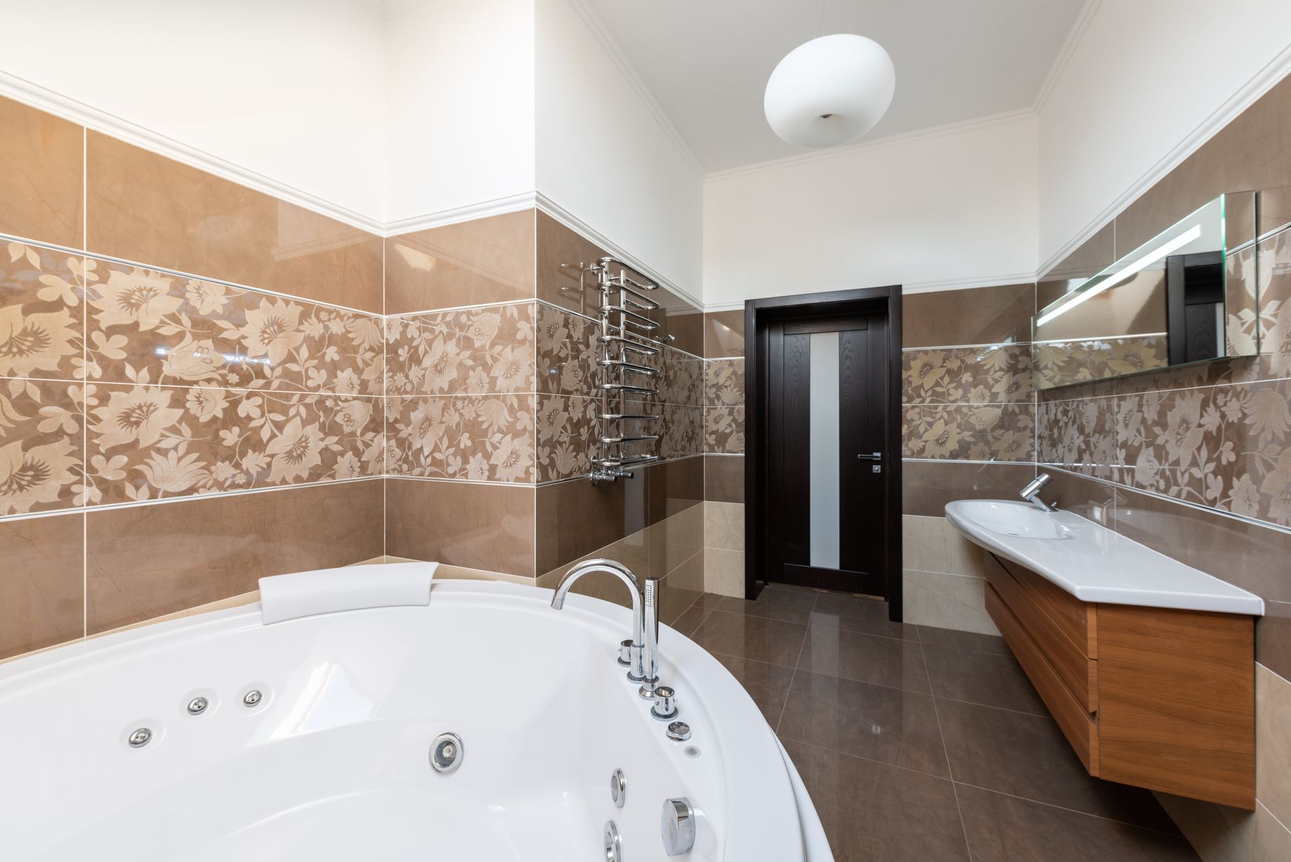 Bathroom Vastu Tips : घरात पैसा टिकत नाही? बाथरूमशी संबंधित 'या' २ चुका ठरू शकतात कारणीभूत