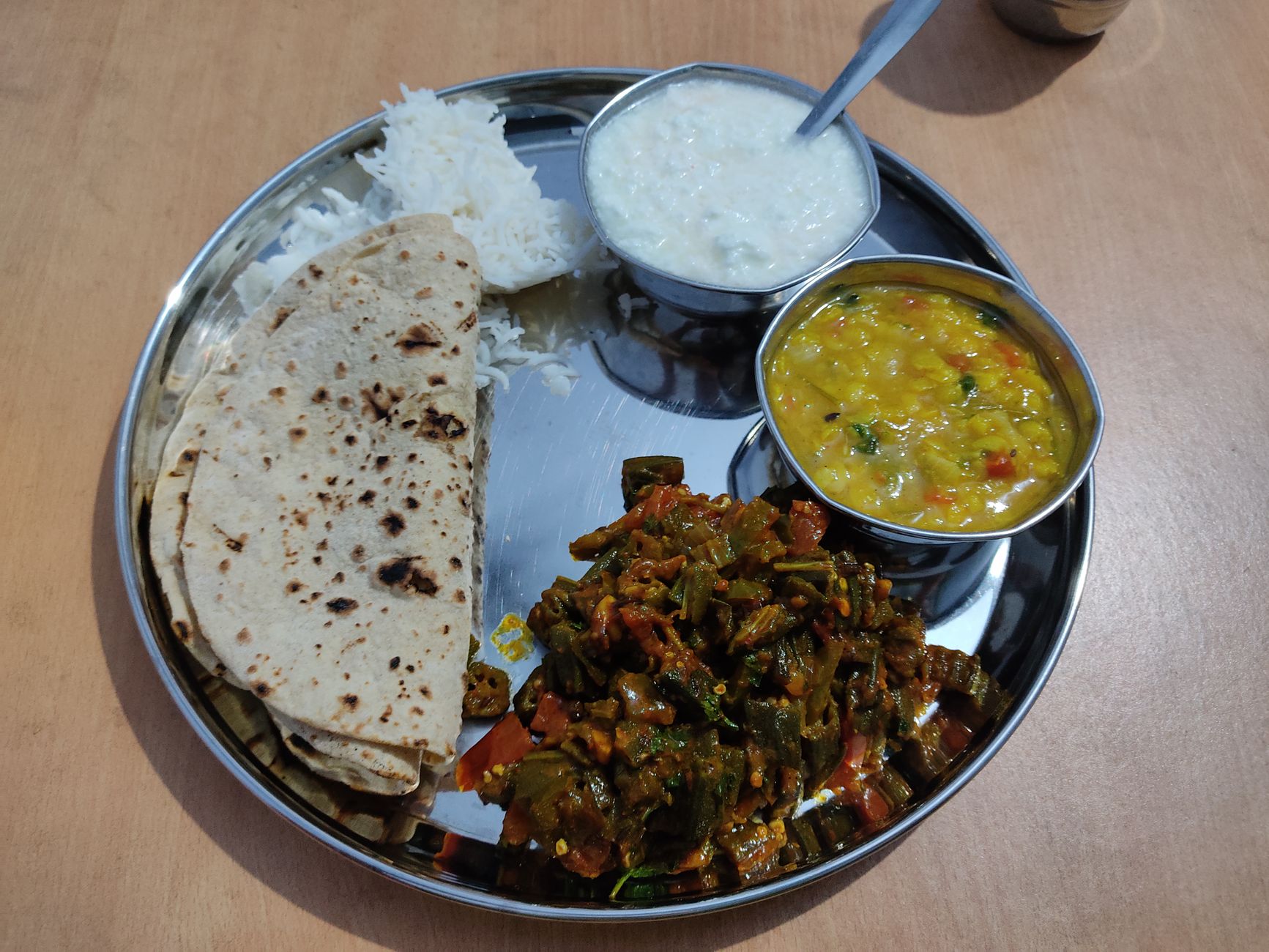 Bhindi Masala Recipe: ढाबे जैसी भिंडी मसाला घर पर बनाएं, हर बाइट बढ़ा देगा खाने का स्वाद