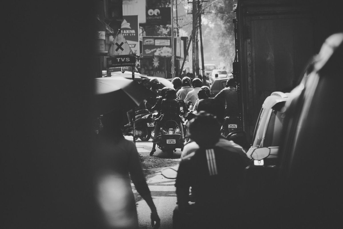 സഹോദരന്റെ പേരക്കുട്ടിക്ക് ഓണക്കോടിയുമായി പോകുന്നതിനിടെ സ്കൂട്ടറിൽ കാറിടിച്ച് വീട്ടമ്മയ്ക്ക് ദാരുണാന്ത്യം