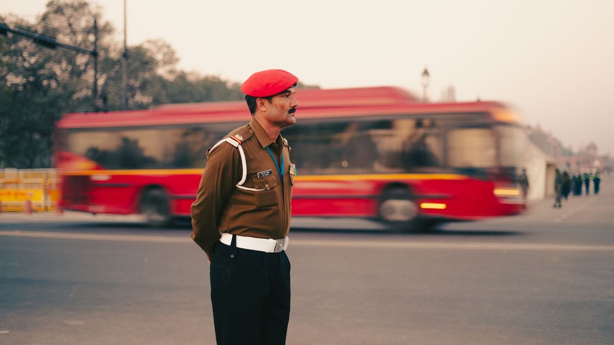 आंखों में डाला मिर्च पाउडर, लाठी-डंडों से की पिटाई... दिल्ली में पुलिसकर्मियों पर जानलेवा हमला, VIDEO