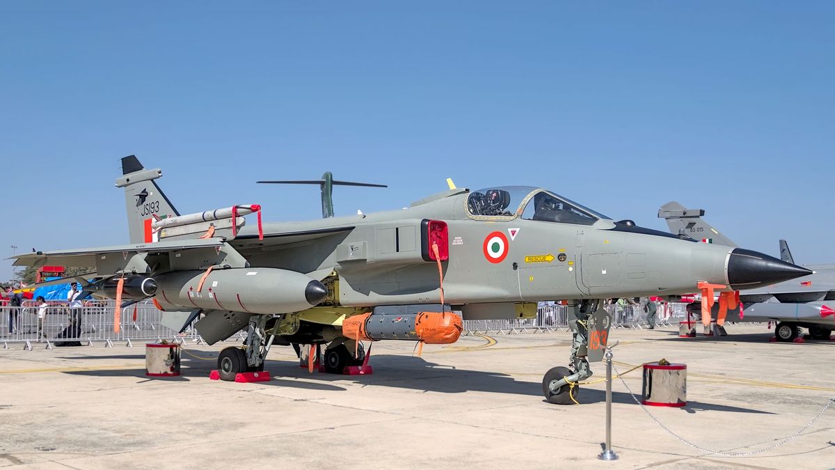 Reliance, Rolls-Royce to build engines for India’s fighter jet