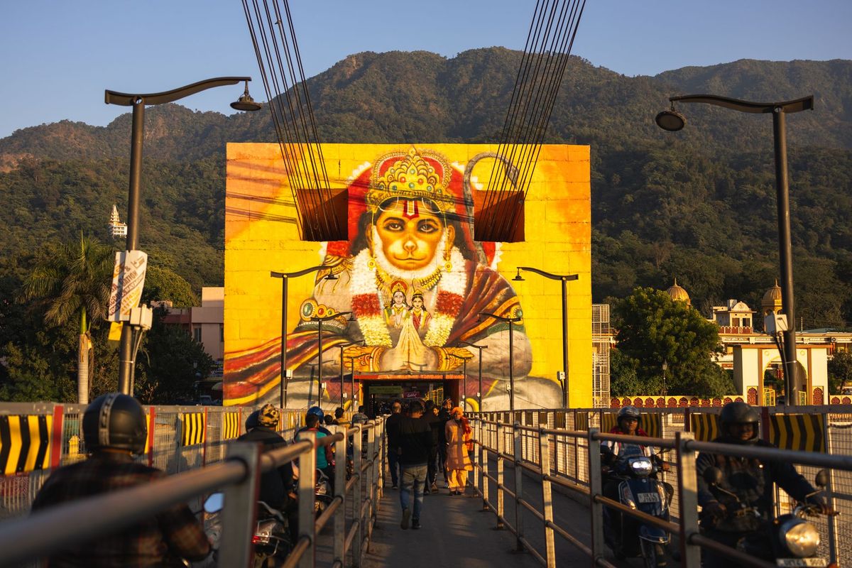 உத்தராகண்ட்: திடீர் வெள்ளத்தில் அடித்துச் செல்லப்பட்ட இரும்புப் பாலம் – ஓட்டுநருடன் வாகனம் மாயம்