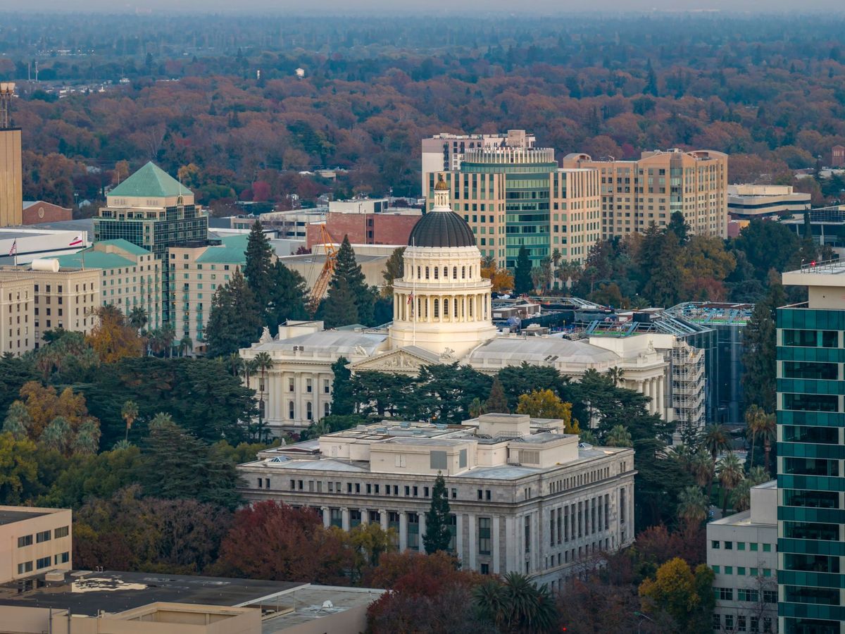 US governor signs law to limit children's social media risks