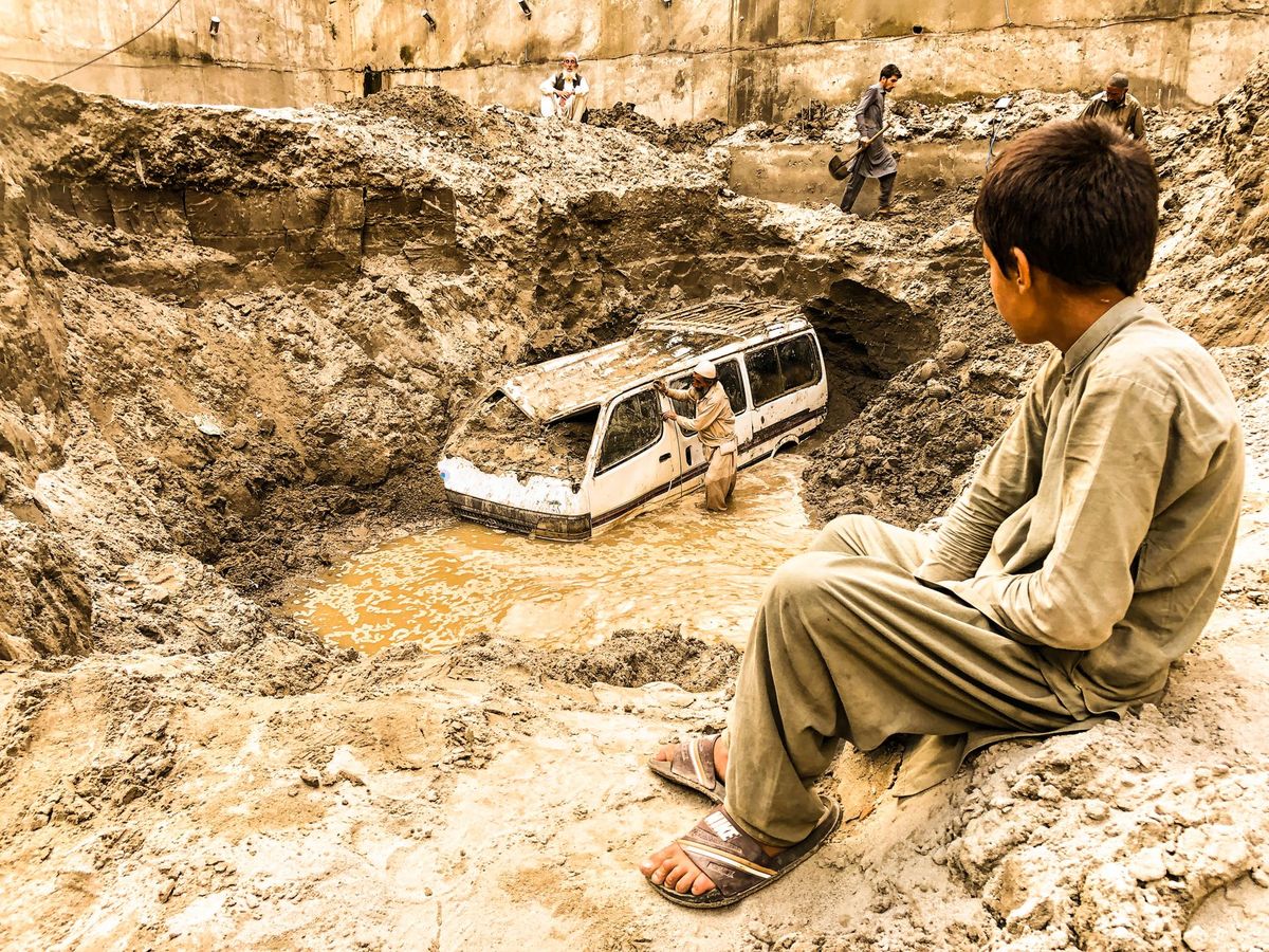 Nepal death toll nears 1,000 as rescuers race to find workers trapped in mud-filled tunnels