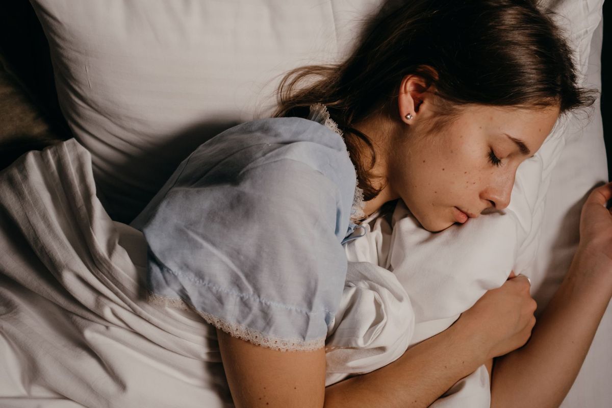 करवट लेकर या सीधे सोना…कौन सी स्लीपिंग पोजीशन है बेहतर? जानें इसका सही जवाब