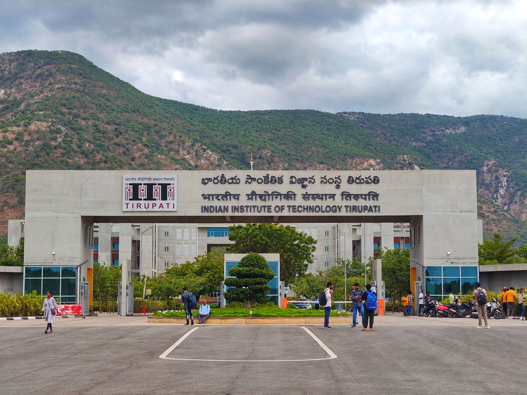 IIT Madras ನಿರ್ದೇಶಕ ಕಾಮಕೋಟಿ 'ಗೋಮೂತ್ರ ತಜ್ಞ': ಪ್ರಿಯಾಂಕಾ ಗಾಂಧಿ ಹೇಳಿಕೆ ಖಂಡಿಸಿ 200ಕ್ಕೂ ಹೆಚ್ಚು ಶಿಕ್ಷಣ ತಜ್ಞರಿಂದ ಪತ್ರ