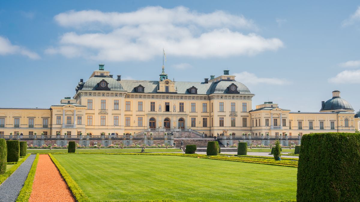 Norwegians lay flowers at palace as King Harald's condition worsens