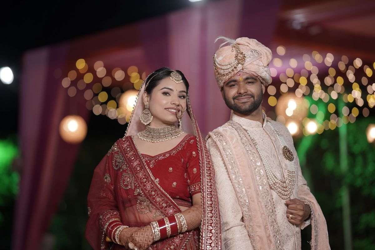 করসেটের সঙ্গে বেনারসি! শচীনকন্যা সারার সাজে মুগ্ধ নেটপাড়া