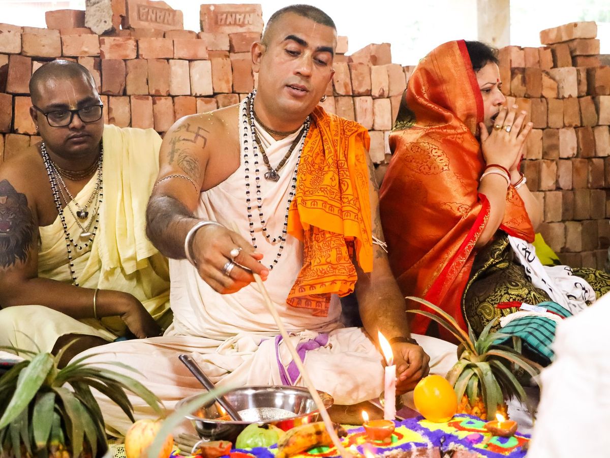 Spiritual Significance: ಮಂತ್ರದ ಕೊನೆಯಲ್ಲಿ ‘ಸ್ವಾಹಾ’, ‘ನಮಃ’ ಎಂದೇಕೆ ಹೇಳುತ್ತಾರೆ? ಇದರ ಹಿಂದಿದೆ ಆಳವಾದ ಅರ್ಥ ಇಲ್ಲಿದೆ