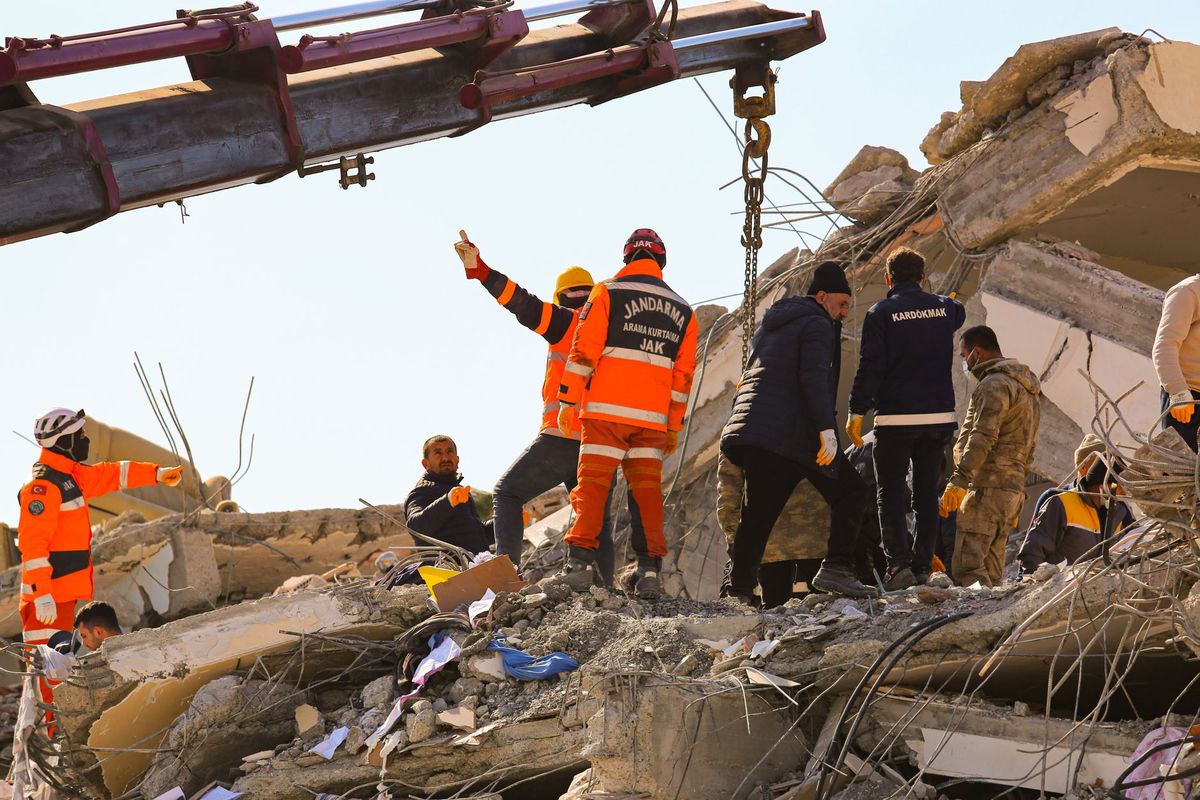 Rescuers search for survivors of powerful Indonesia earthquake