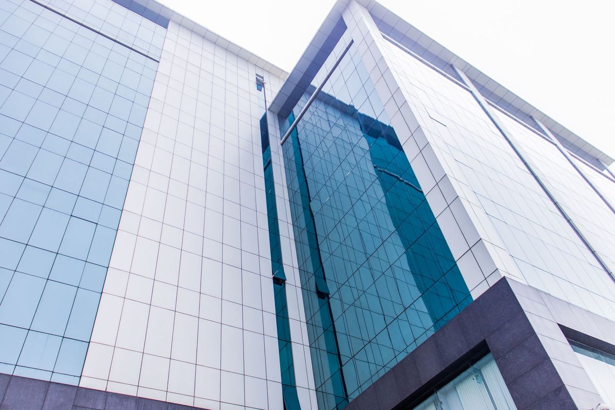 Saffron-clad men gherao Anandabazar Patrika office in Kolkata, paint walls saffron