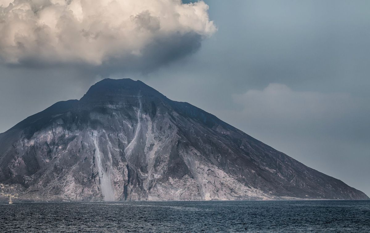 Media Outlets Misreport AI Video As Indonesia’s Anak Krakatau Eruption