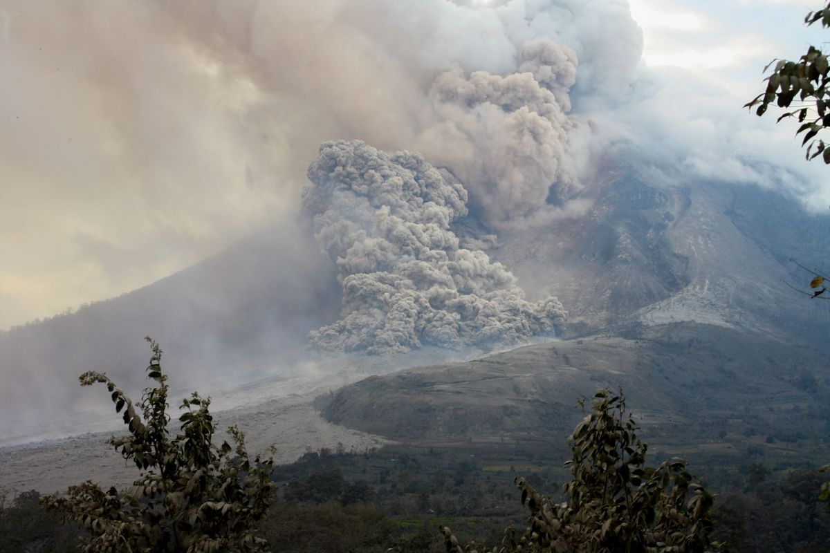 Volcano eruption triggers flight suspensions at Indonesia's main airport
