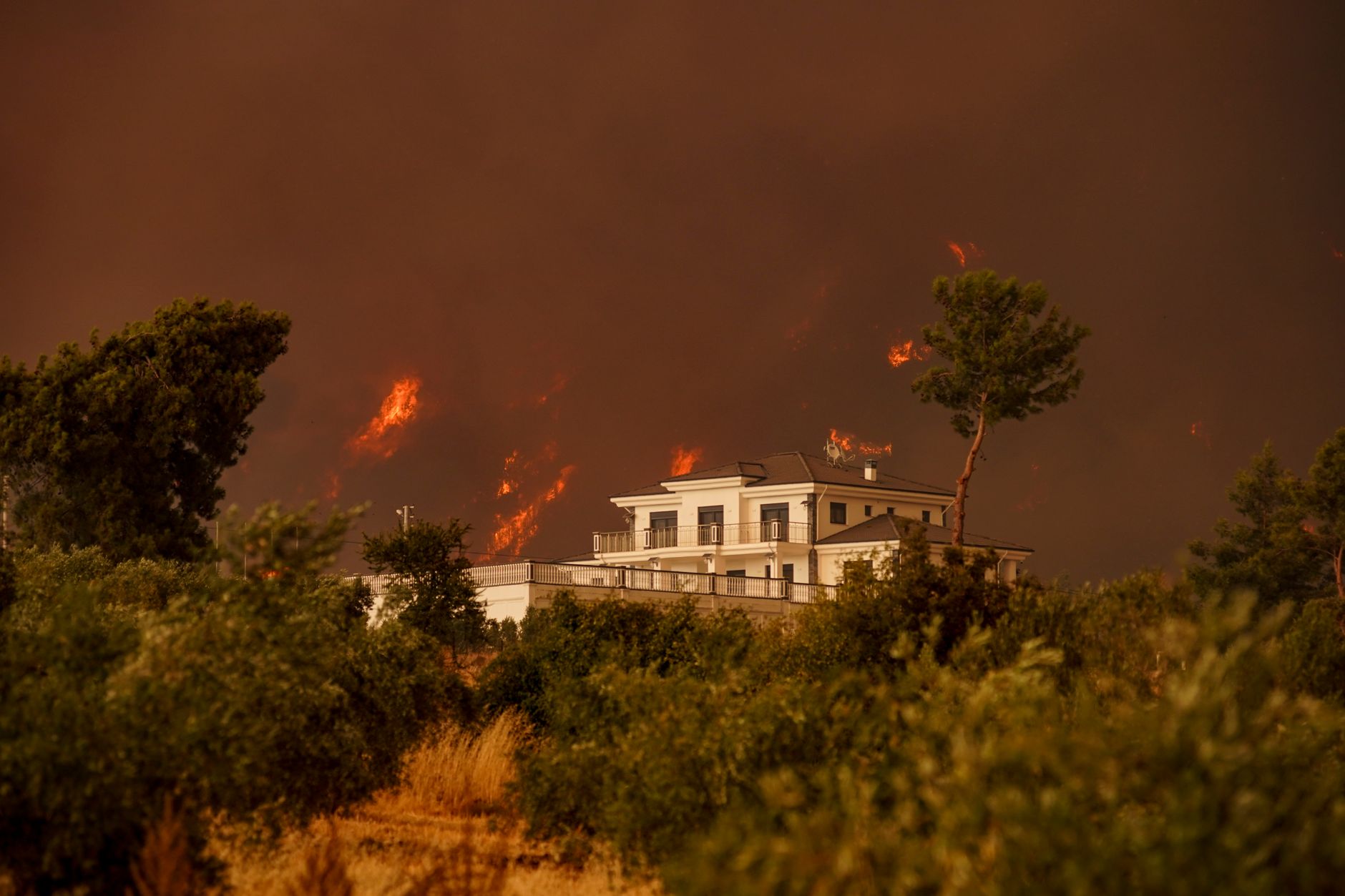Hundreds escape Greek wildfire by sea as blazes continue across Europe