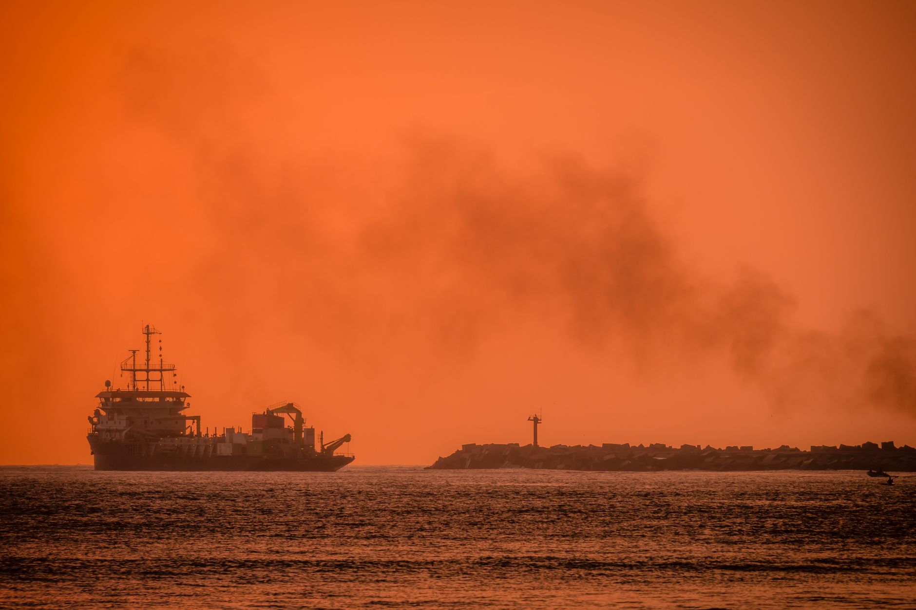 Egypt: Blaze Erupts Aboard Regasification and Storage Vessels at Damietta Port, No Casualties Reported